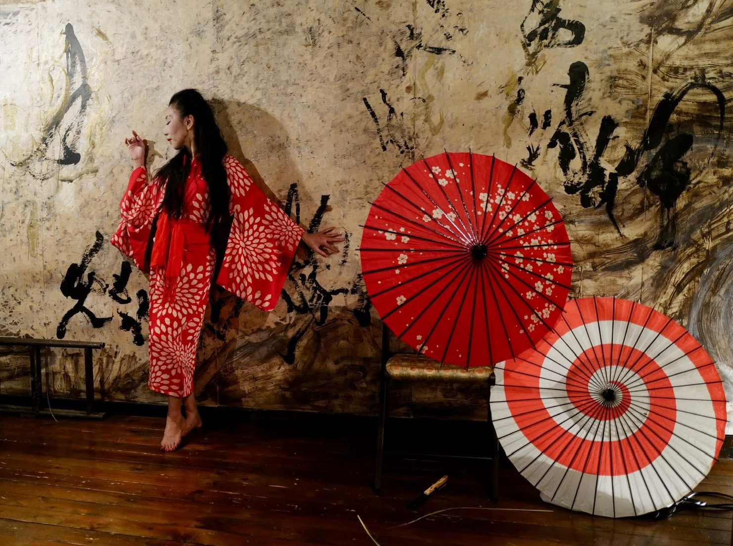 花と二本の和傘を背景に舞う『SADA 〜花いけと阿部定〜』