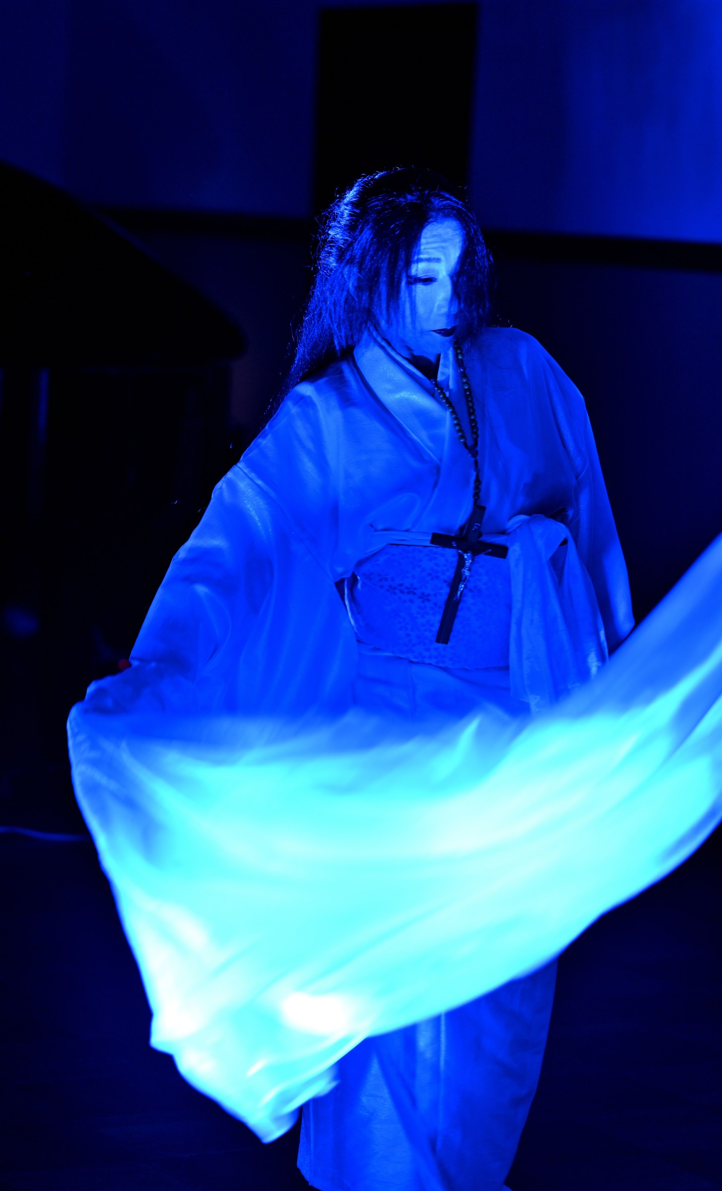 青い光の中で白い衣裳を広げる『伽羅沙』