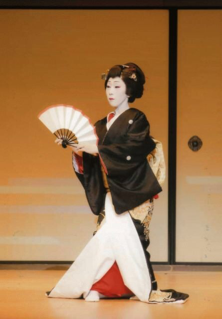 扇を手に『黒髪』を舞う飯干未奈