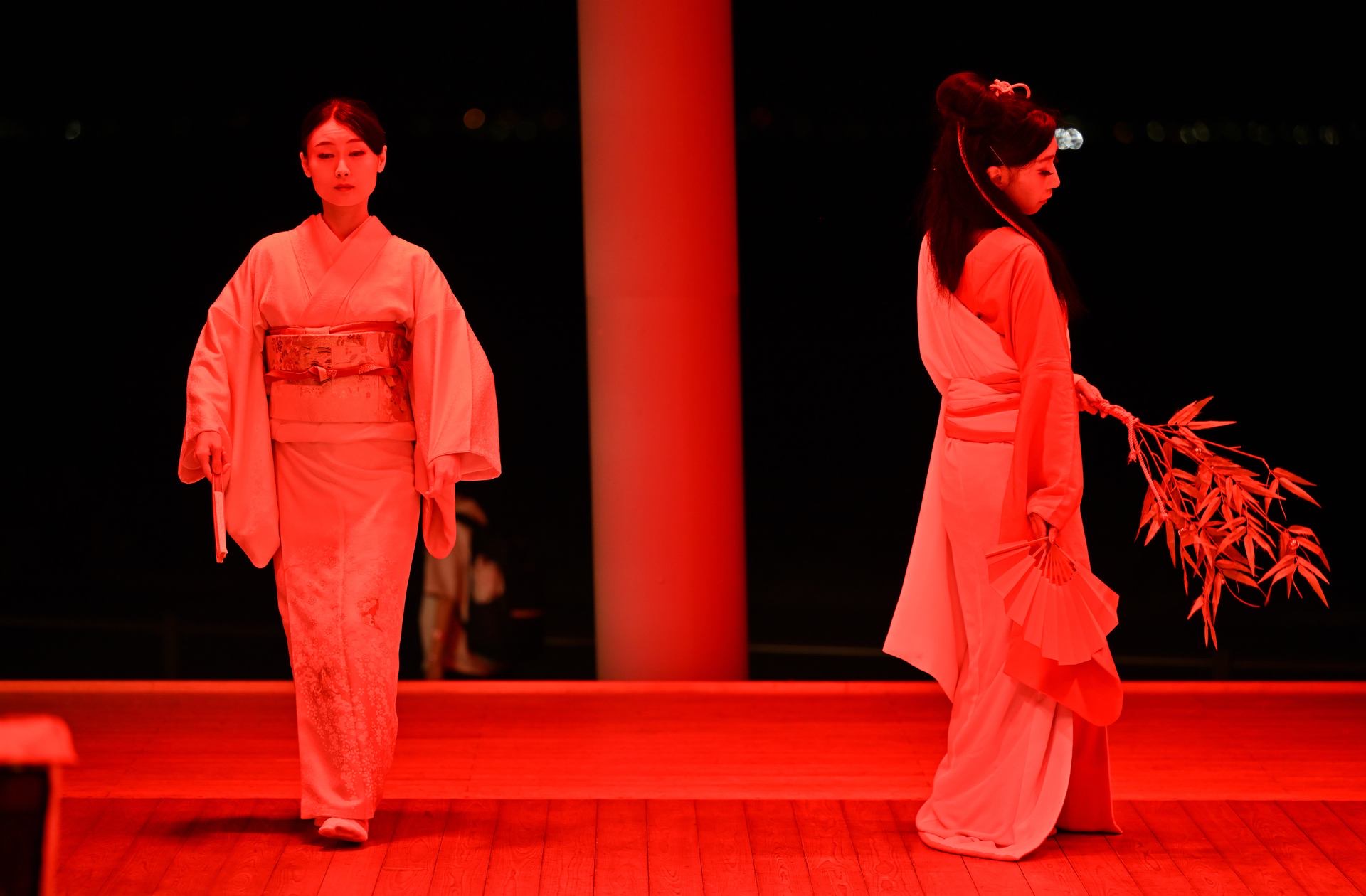 白い和装で向かい合って舞う『灯籠に宿る舞 −日本の記憶−』の出演者たち