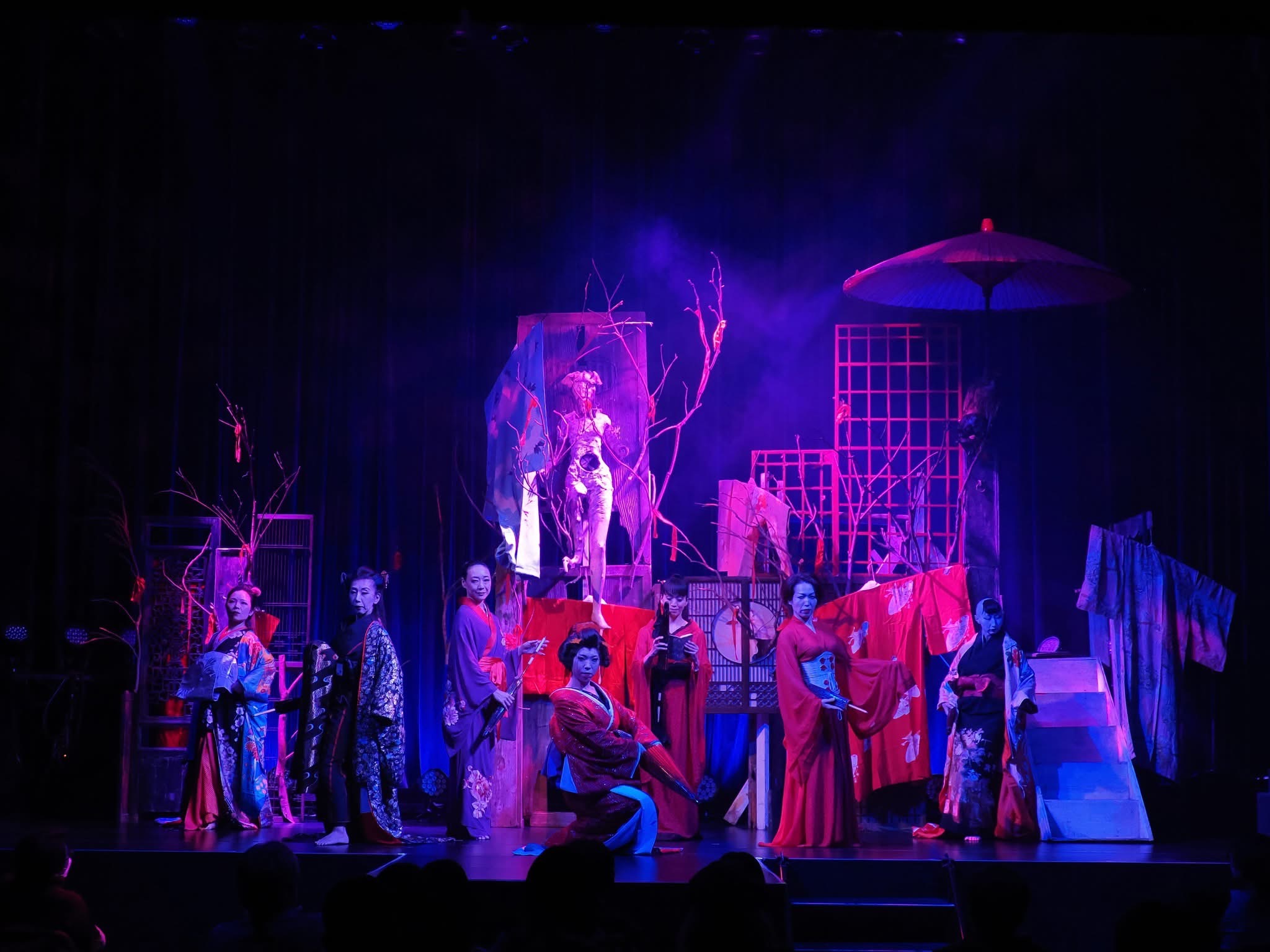 青紫の照明と吉原の舞台美術の前に出演者が集う『曼珠沙華　遊女ノ夢〜吉原炎上』関東公演
