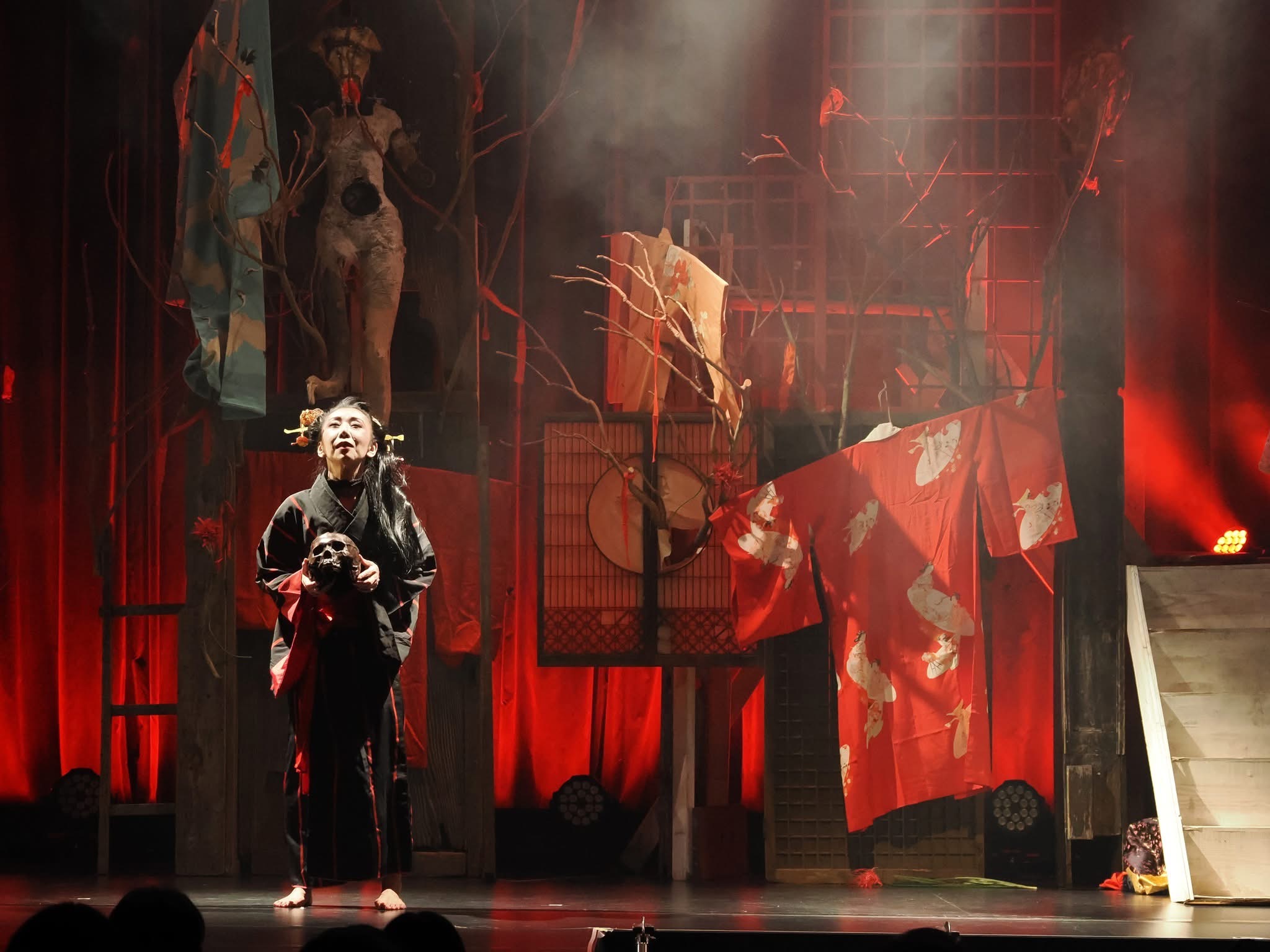 赤い照明の中で演じる『曼珠沙華 遊女ノ夢〜吉原炎上』関東公演