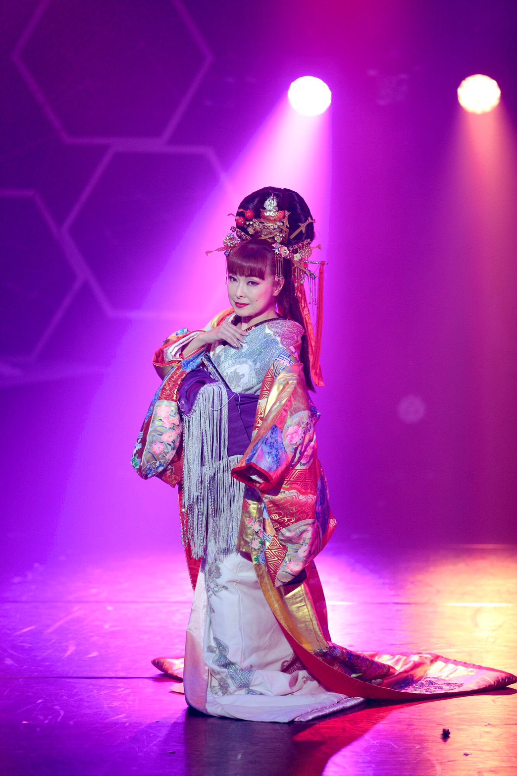 華やかな花魁衣裳で舞う『花魁夜叉』の舞台写真