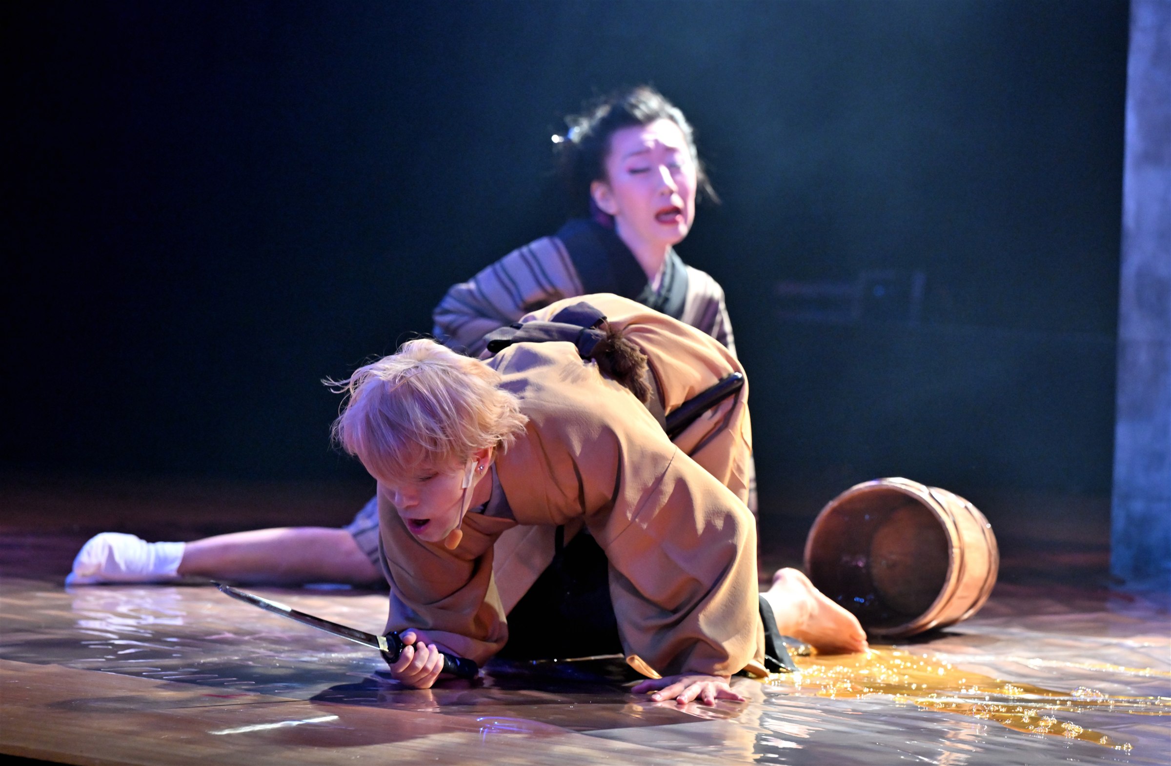 油桶のある舞台で演じる『女殺油地獄』