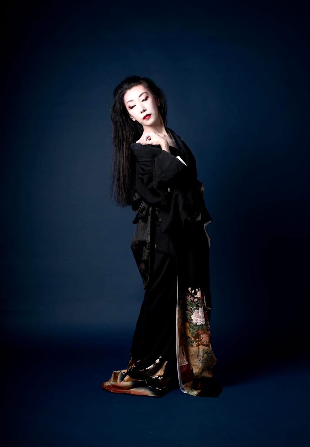 黒い着物姿でポーズをとる飯干未奈のプロフィール写真