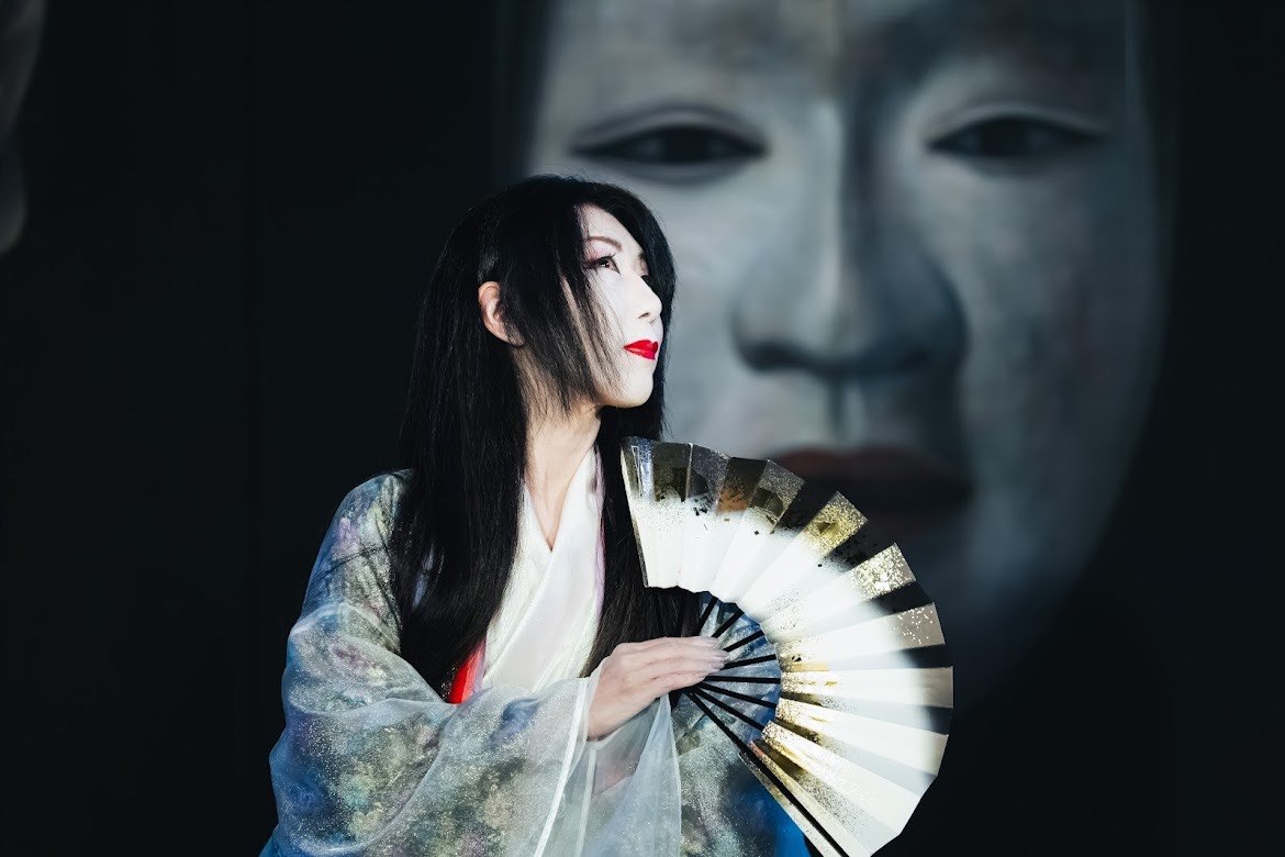 面の絵を背に扇を手にする『Rokujo ～六条御息所～』の飯干未奈