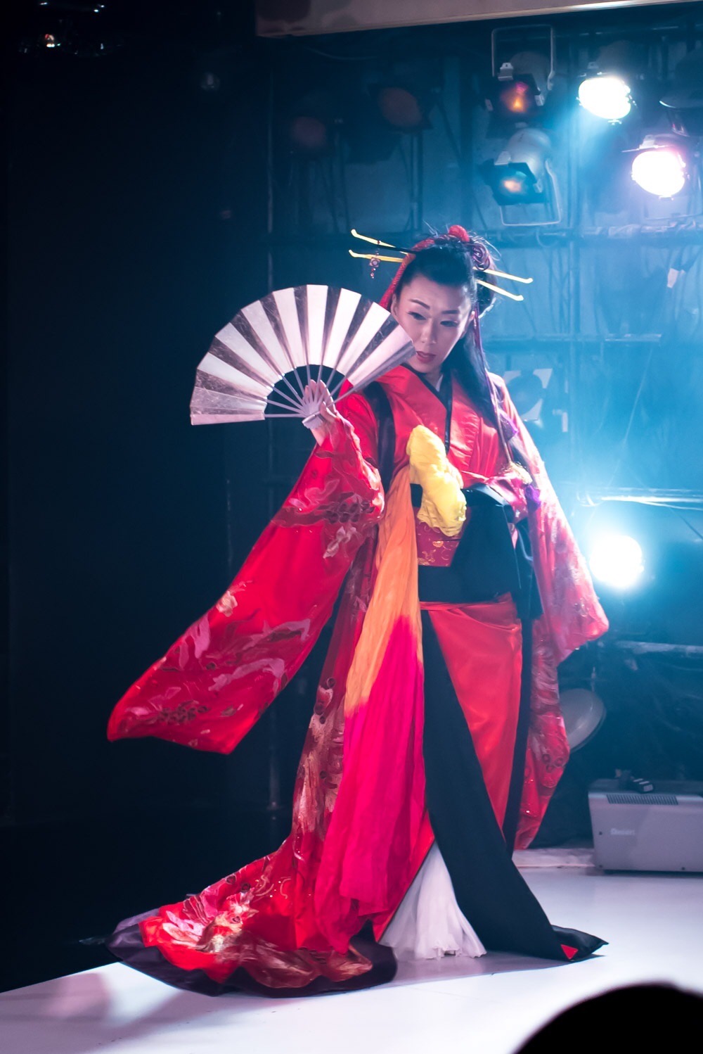 赤い衣裳と扇で舞う2017年の『サロメ』