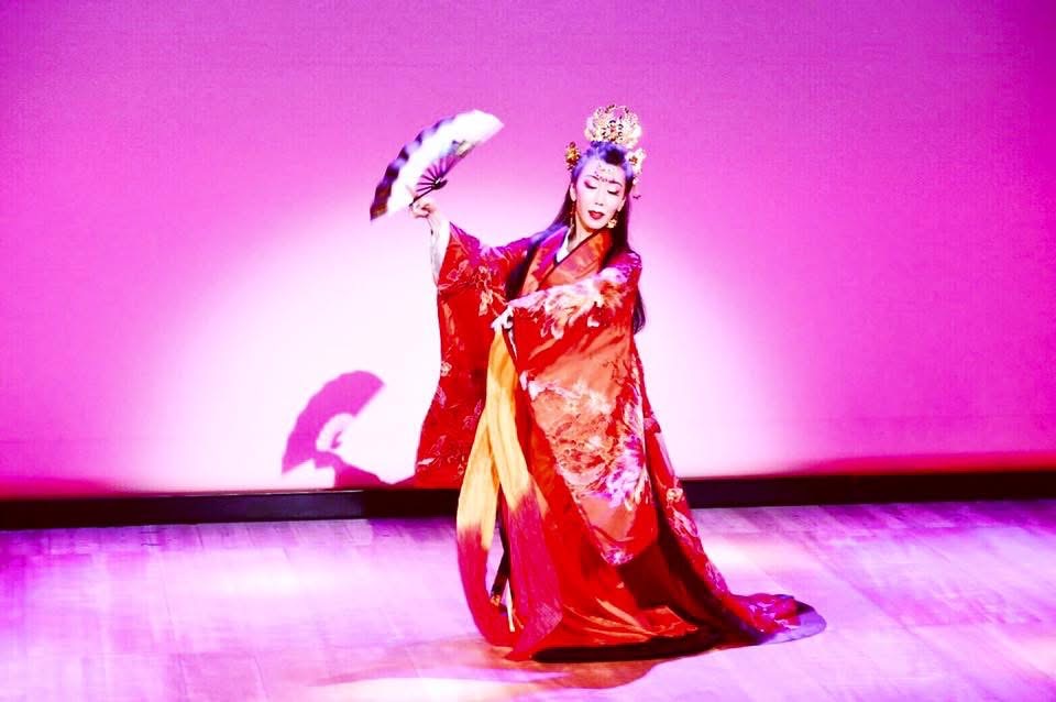赤い衣裳と扇で舞う日本舞踊『差炉女（サロメ）』