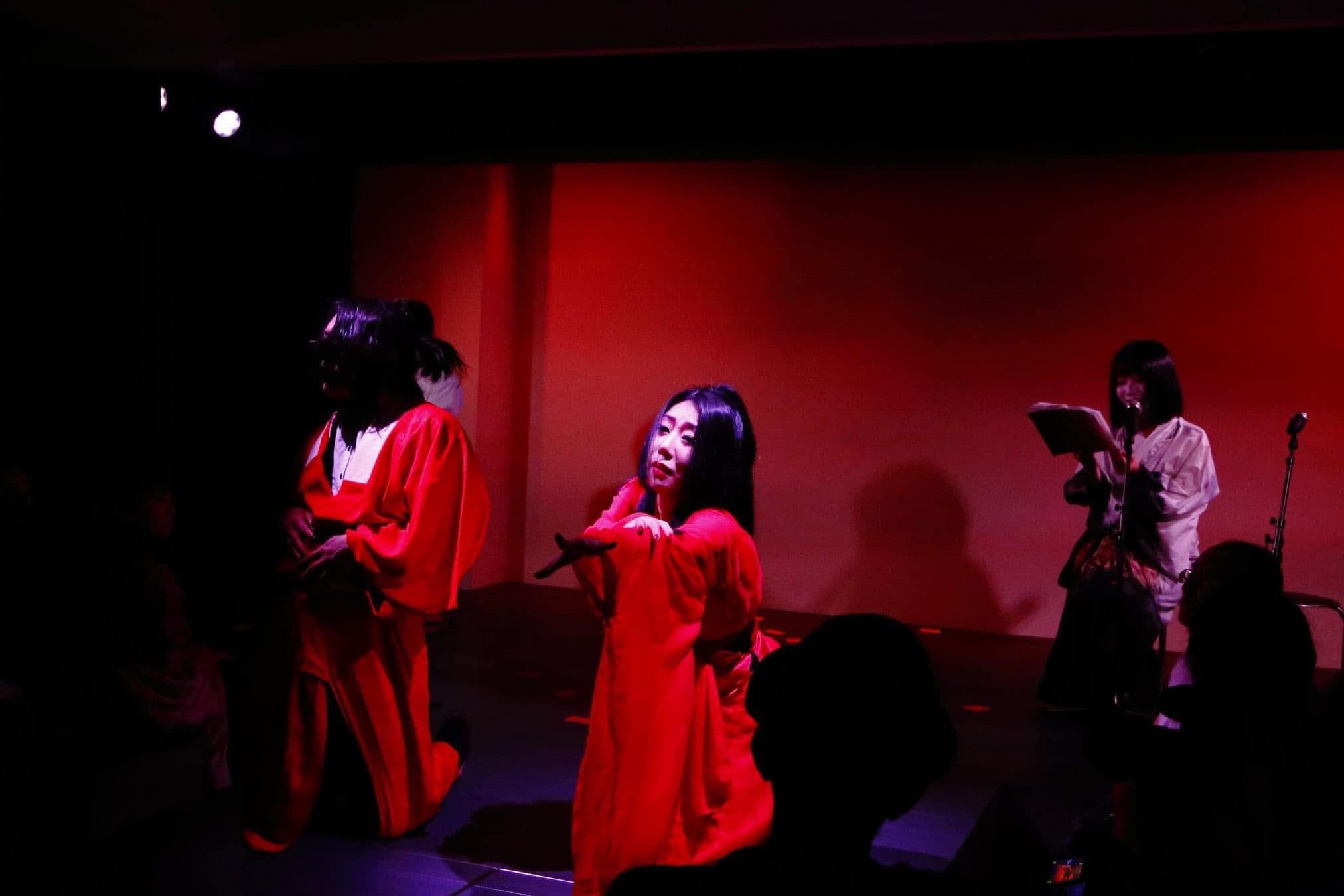 赤い衣裳で舞うArt Dance 朗読劇『身毒丸』の舞台
