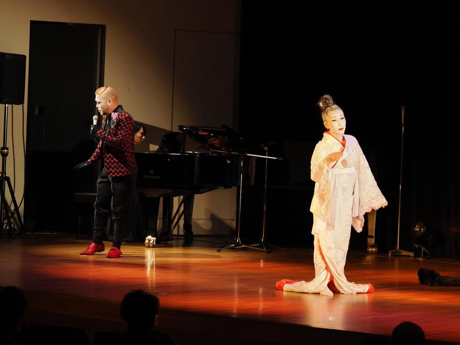 ピアノと朗読とともに舞う横浜公演の舞台