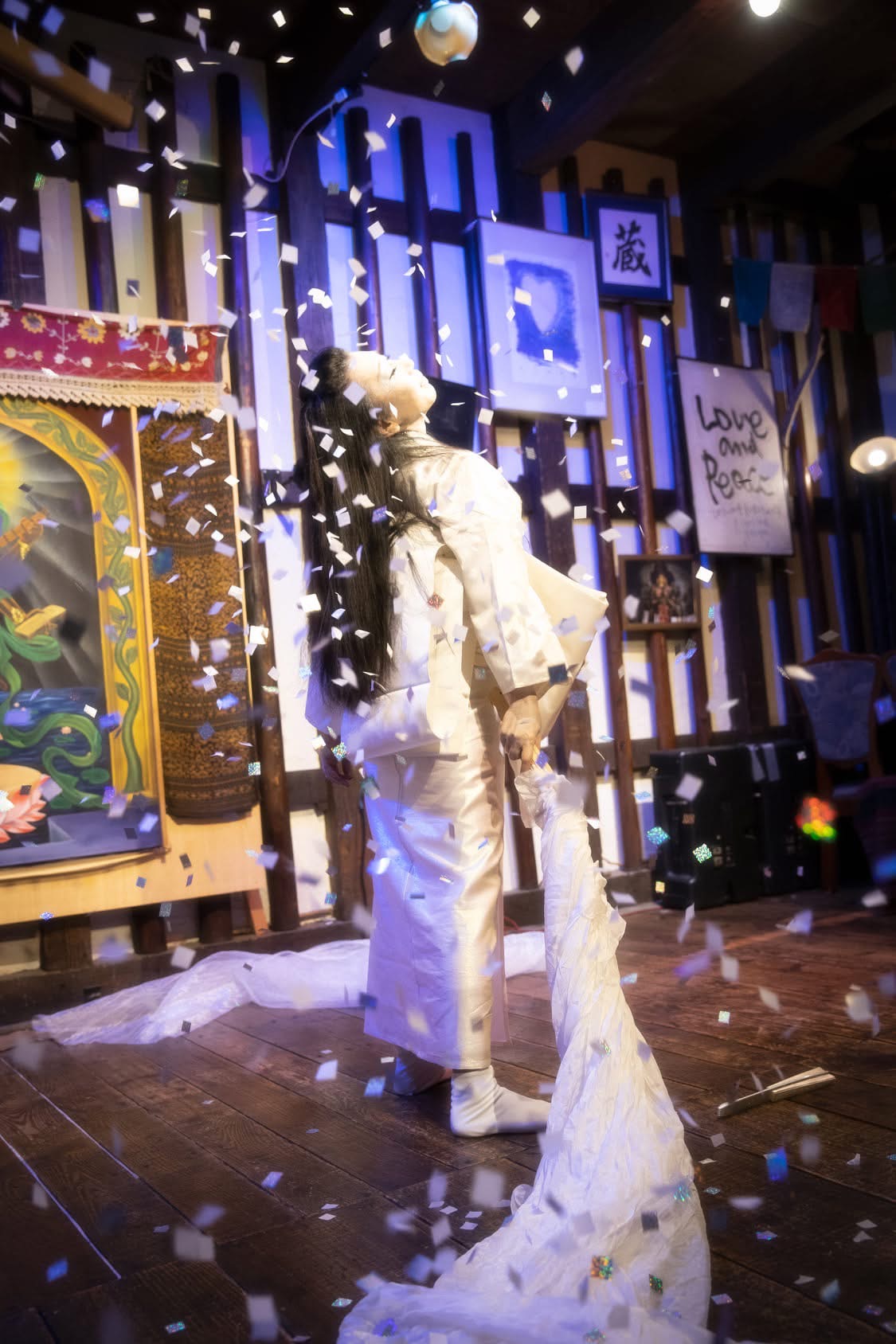 白い布と雪の演出の中で舞う怪談舞踊『雪女』